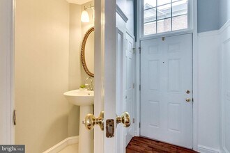 6034 Ricketts Walk in Alexandria, VA - Foto de edificio - Building Photo