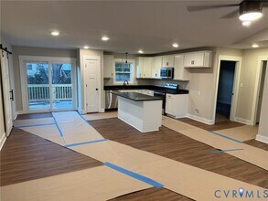 325 Yorktown Dr in Colonial Heights, VA - Foto de edificio - Building Photo