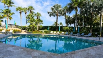 4551 Gulf Shore Blvd N in Naples, FL - Building Photo