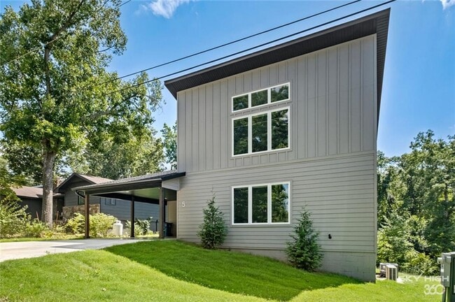 property at 5 Blandford Ln