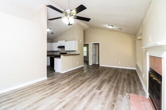 1466 Fall Creek Trce in Douglasville, GA - Building Photo - Building Photo