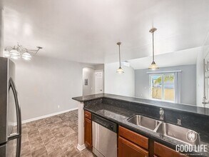 5402 Balboa Arms Dr in San Diego, CA - Building Photo - Building Photo