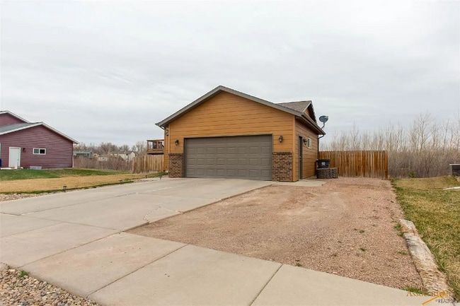 3556 Knuckleduster Rd in Rapid City, SD - Foto de edificio - Building Photo