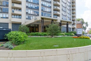 3930 N Pine Grove Ave in Chicago, IL - Building Photo