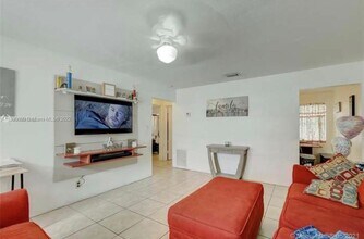 521 SW 9th St-Unit -1-2 in Hallandale Beach, FL - Building Photo - Building Photo