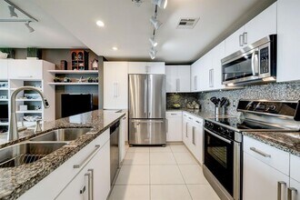 801 E Beach Dr in Galveston, TX - Building Photo - Building Photo