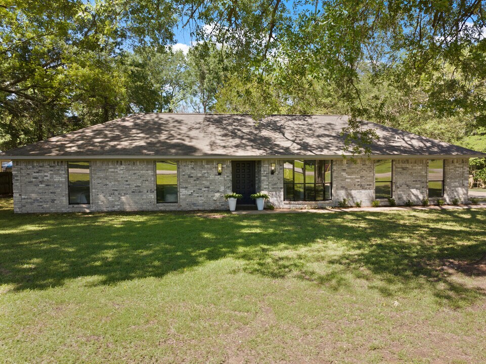 2533 Green Hill Rd in Mount Pleasant, TX - Building Photo