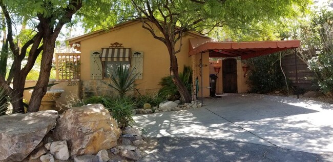 2280 S Araby Dr in Palm Springs, CA - Foto de edificio - Building Photo