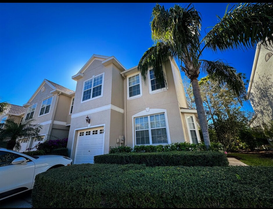 532 Black Lion Dr NE in St. Petersburg, FL - Foto de edificio