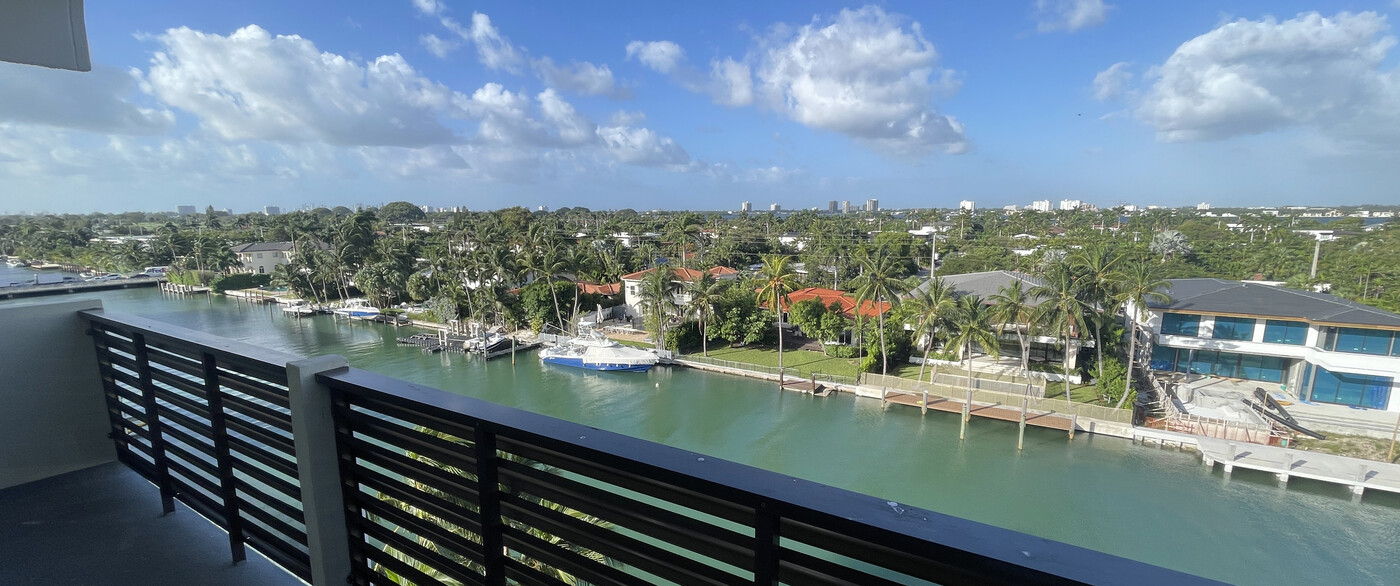 9800 W Bay Harbor Dr, Unit 710 in Bay Harbor Islands, FL - Foto de edificio