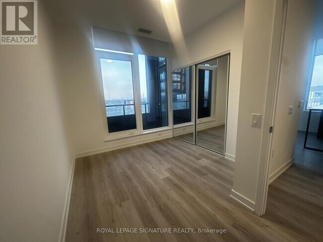 395 Square One Dr in Mississauga, ON - Building Photo - Building Photo