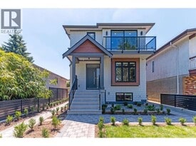 2836 E 16th Ave in Vancouver, BC - Building Photo
