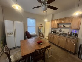 16 Haverford St, Unit 2 Apartamentos