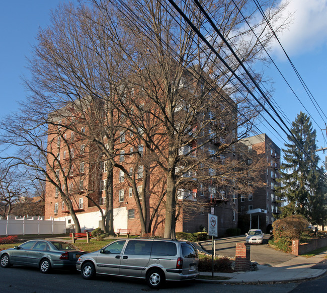 Glendale Gardens in Yonkers, NY - Building Photo - Building Photo