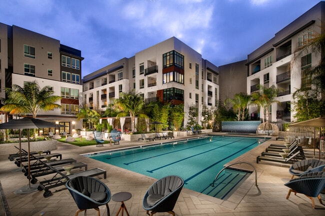 One Paseo Living in San Diego, CA - Foto de edificio - Building Photo