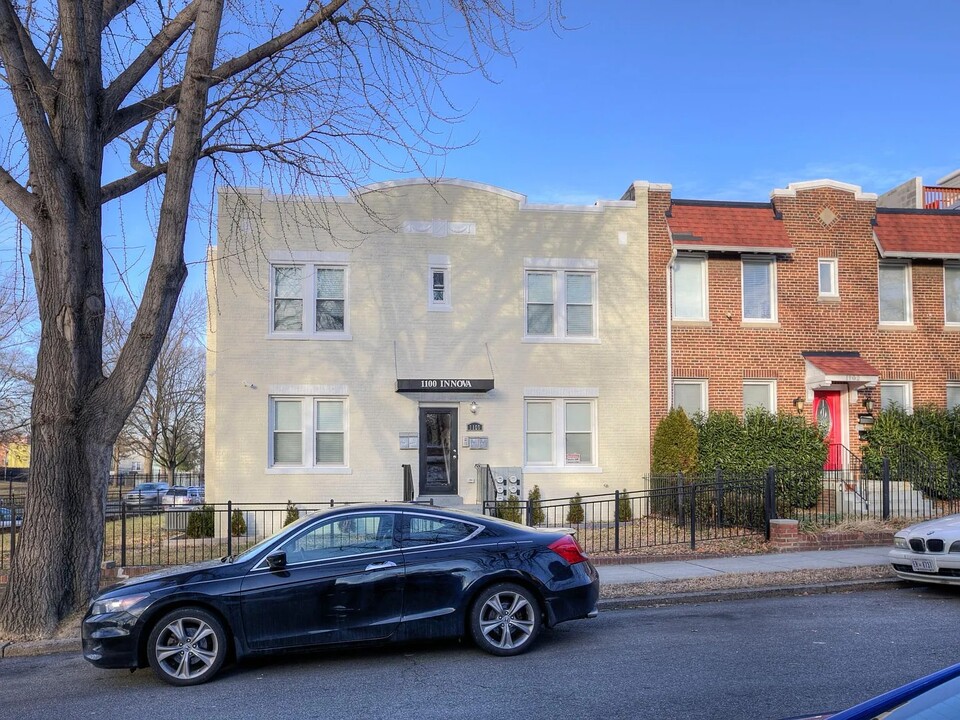 1100 Holbrook Ter NE, Unit 1 in Washington, DC - Foto de edificio