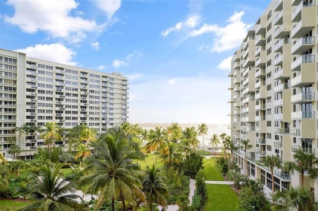 1500 Bay Rd, Unit N-1026 in Miami Beach, FL - Building Photo - Building Photo