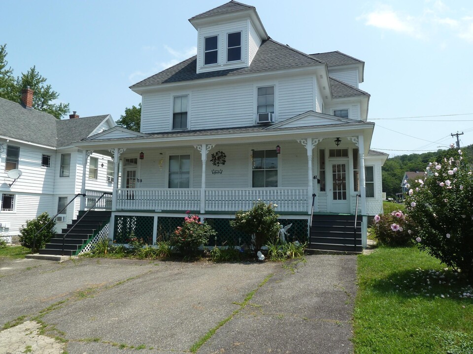 39 Pratt St in Winsted, CT - Building Photo