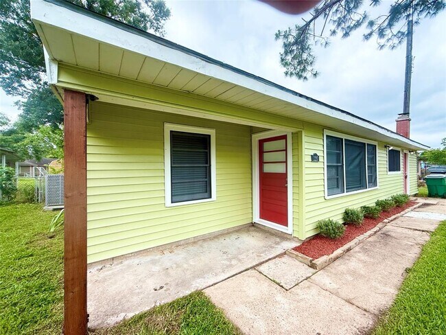1220 Chevy Chase Dr in Angleton, TX - Building Photo - Building Photo