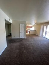 5422 River Glen Dr in Las Vegas, NV - Building Photo - Building Photo