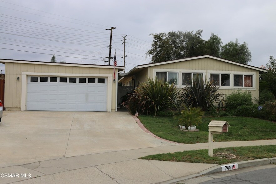 744 Dennis Ave, Unit 11-A in Simi Valley, CA - Building Photo