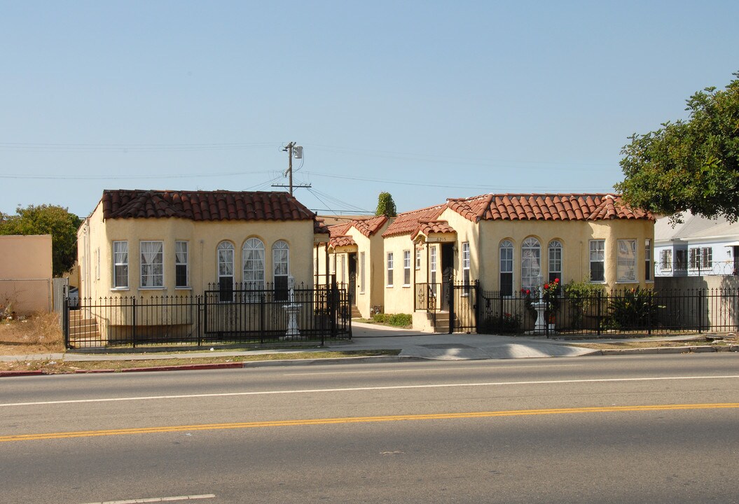 6215 Crenshaw Blvd in Los Angeles, CA - Building Photo