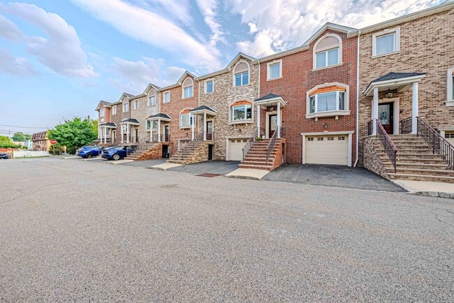33 Jacob's Landing Way in Secaucus, NJ - Building Photo - Building Photo