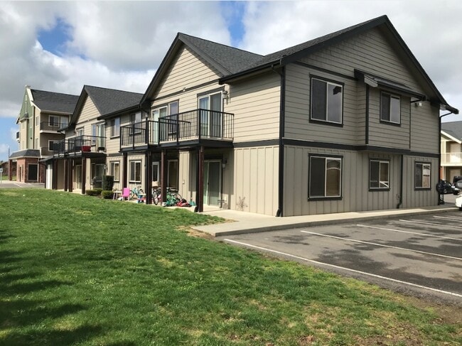2204 Mercedes Dr in Lynden, WA - Building Photo - Building Photo