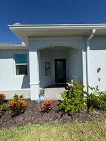 8061 Shr Lk Dr in Englewood, FL - Building Photo