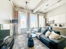 555 Evergreen St in Dallas, TX - Building Photo