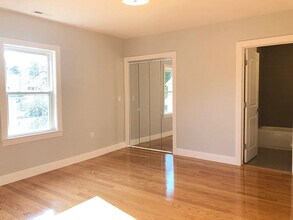 31 Middle St, Unit A in Newton, MA - Foto de edificio - Building Photo