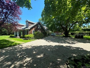 198 S Country Rd in West Hampton Dunes, NY - Building Photo - Building Photo