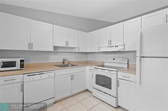 4325 NW 5th Ave in Pompano Beach, FL - Building Photo - Building Photo