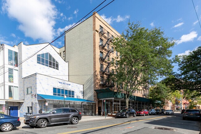 26-80 30th St in Astoria, NY - Foto de edificio - Building Photo