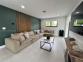 9426 Caribbean Blvd in Cutler Bay, FL - Foto de edificio - Building Photo