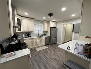 132 George St, Unit 1 in Medford, MA - Building Photo - Building Photo