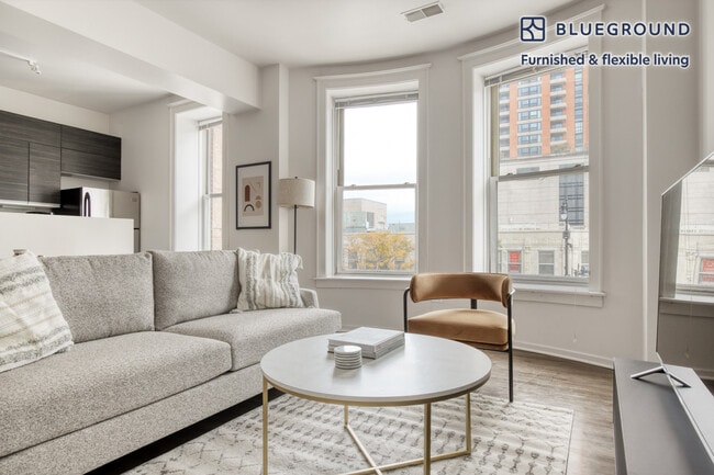 30 E Roosevelt Rd