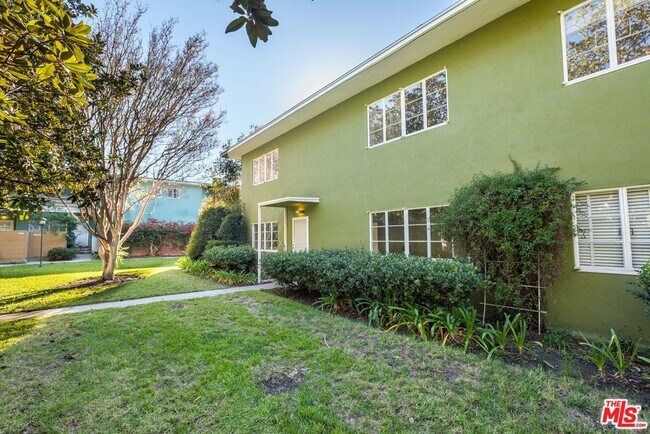5420 Village Grn in Los Angeles, CA - Building Photo - Building Photo