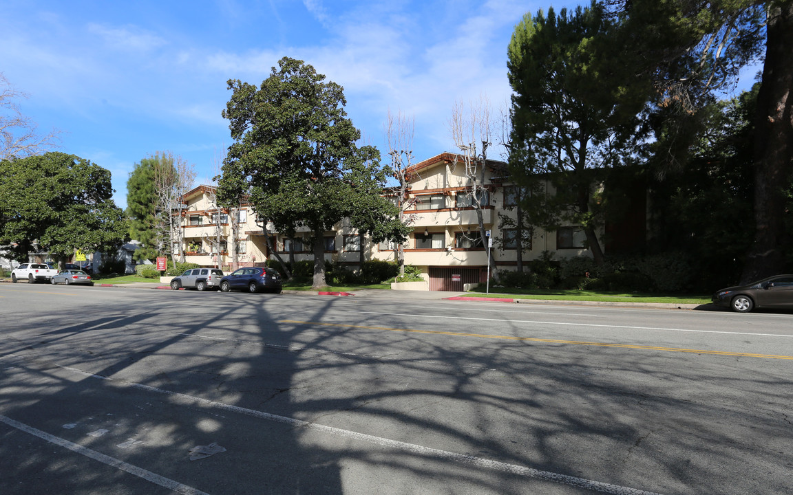 Urov Apartments in Valley Village, CA - Building Photo