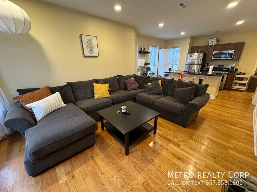 12 Jay St in Somerville, MA - Building Photo