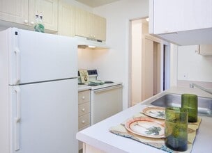 Bristol Square in Colorado Springs, CO - Foto de edificio - Building Photo