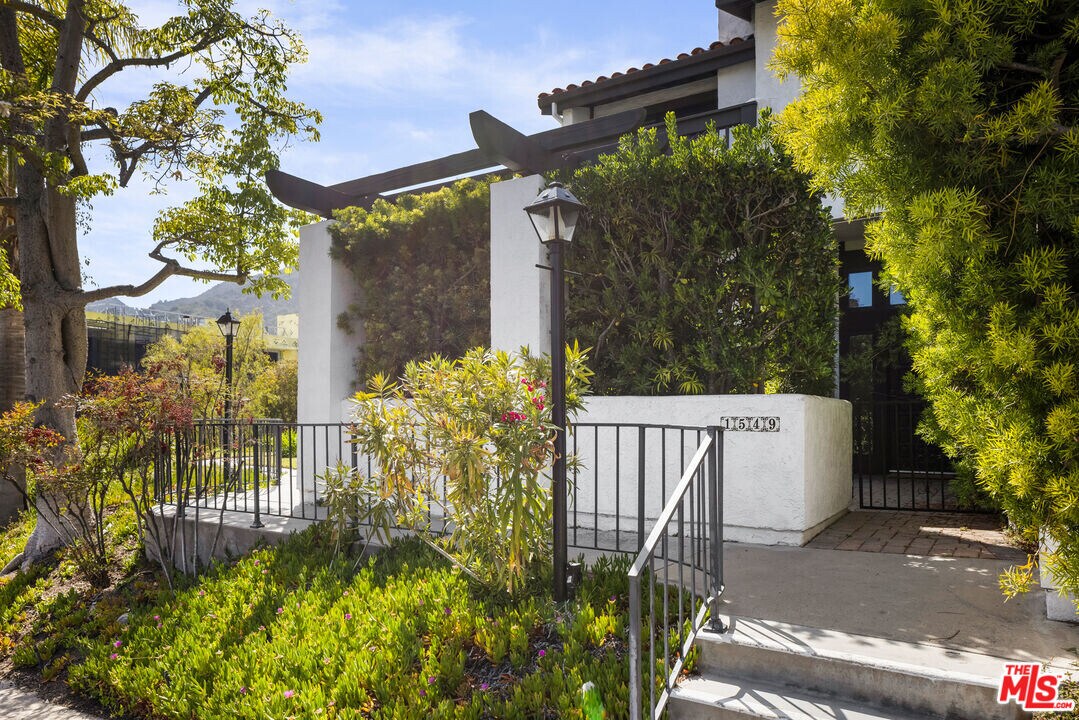 1549 Palisades Dr in Los Angeles, CA - Building Photo