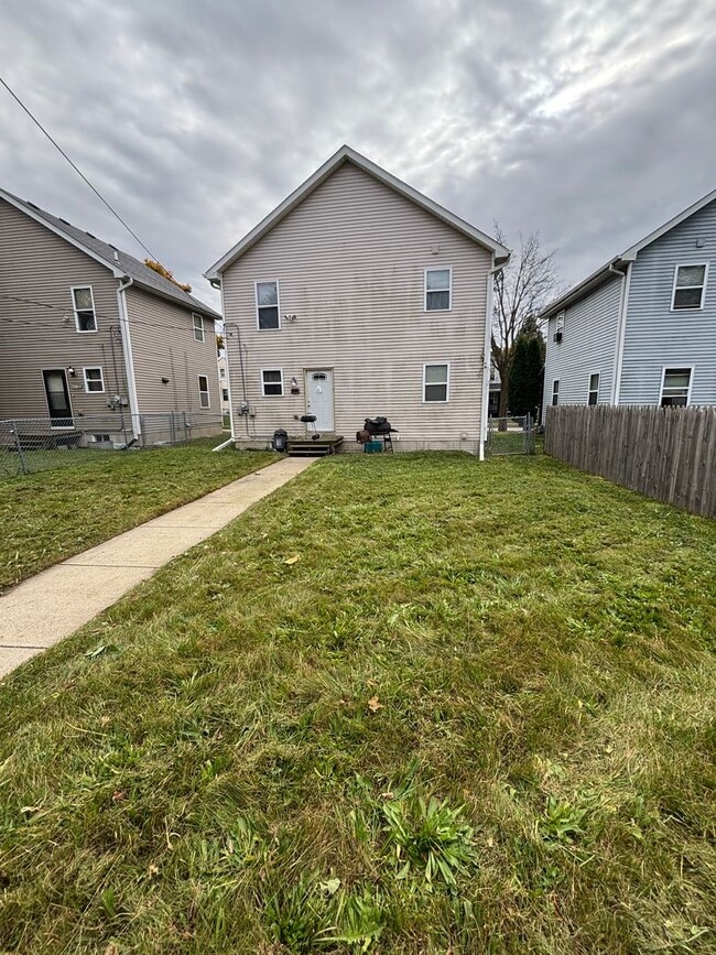 2476 W Garfield Ave in Milwaukee, WI - Building Photo - Building Photo