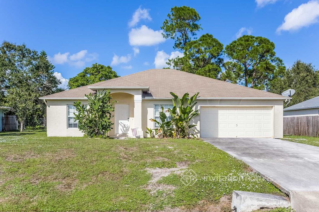 1537 SW Jacqueline Ave in Port St. Lucie, FL - Building Photo