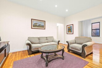 115-25 Metropolitan Ave in New York, NY - Building Photo - Building Photo