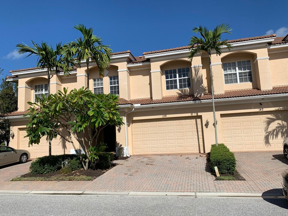 138 SW Walking Path in Stuart, FL - Building Photo