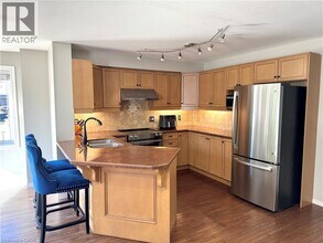 122 Foxborough Dr in Hamilton, ON - Building Photo - Building Photo