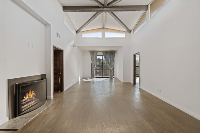 2175 S Beverly Glen Blvd, Unit 403 in Los Angeles, CA - Building Photo - Building Photo