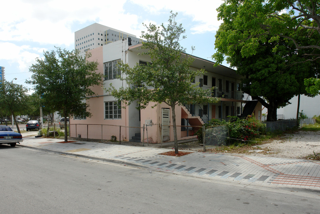 210 NW 9th St in Miami, FL - Building Photo