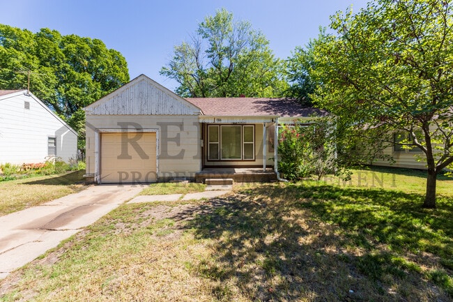 property at 1806 N Hood St